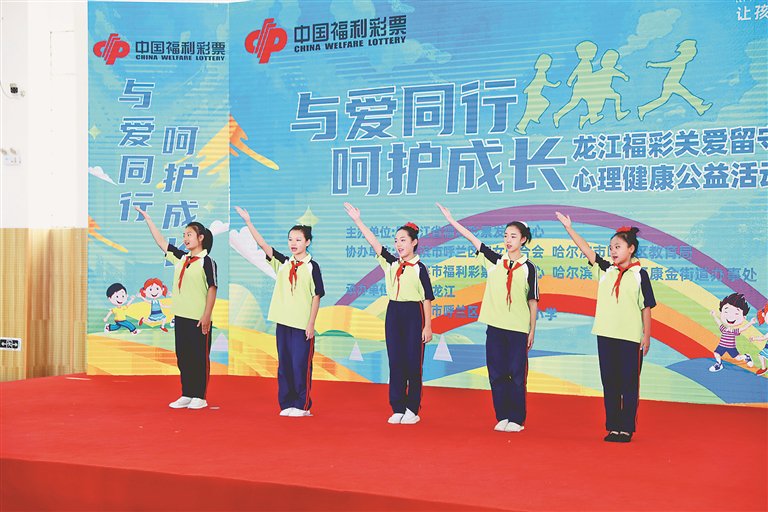 孩子们演唱歌曲《感恩的心》。图片均由本报记者 郭铭华摄